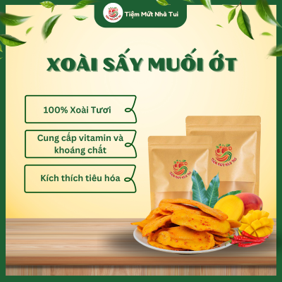 Xoài sấy muối ớt là một món ăn vặt đặc trưng, nổi bật với sự kết hợp hài hòa giữa vị chua ngọt tự nhiên của xoài và vị cay mặn từ muối ớt. Món ăn này thường được chế biến từ những trái xoài tươi ngon, chọn lọc kỹ lưỡng, có độ chín vừa phải để đảm bảo hương vị.