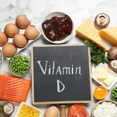 Mặc dù trái cây không phải là nguồn cung cấp chính của vitamin D, nhưng có một số loại trái cây và thực phẩm có nguồn gốc thực vật có thể giúp hỗ trợ cơ thể hấp thụ vitamin D